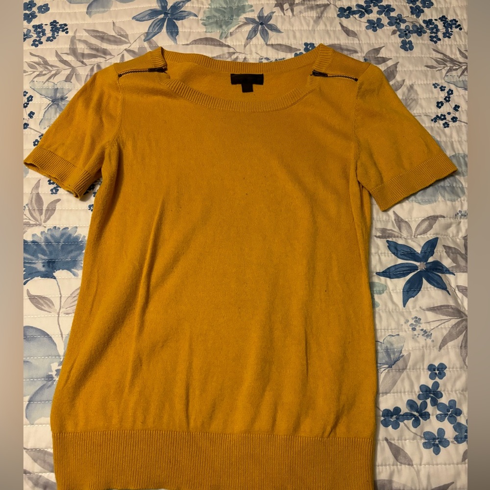 Mustard yellow short-sleeved sweater